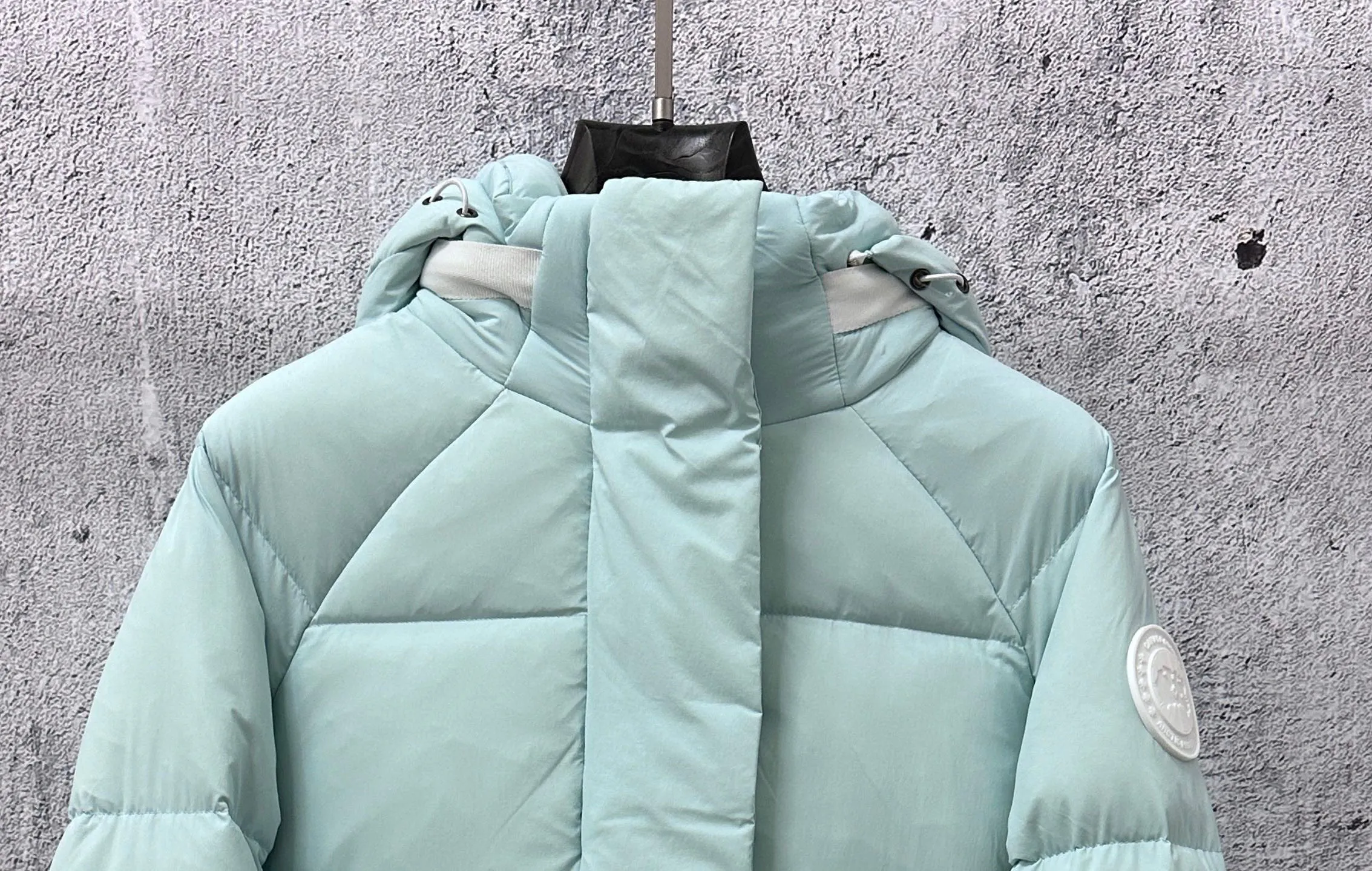P740 【𝗖𝗔𝗡𝗔𝗗𝗔 𝗚𝗢𝗢𝗦𝗘】Capsule Series Macaron White Label Fabric: Made of soft EnduraLuxe fabric imported from DuPont, CORDURA, USA, which enhances the durability of easy-to-wear parts, is lightweight and durable; the liner is made of 400T anti-velvet gallbladder, which is comfortable, soft and non-velvet. : Equipped with a detachable hood, which can be adjusted in two directions, and is also filled with down, which brings greater softness and wrapping around the head and neck, and is full of warmth. This parka features white trim on the back and sides, and the hardware locks are all original and custom-made to match the muted fabric color. Goose label: The official website’s new series of silicone material labels, non-embroidery labels. Length: Fit hip-length. Size: XS-L